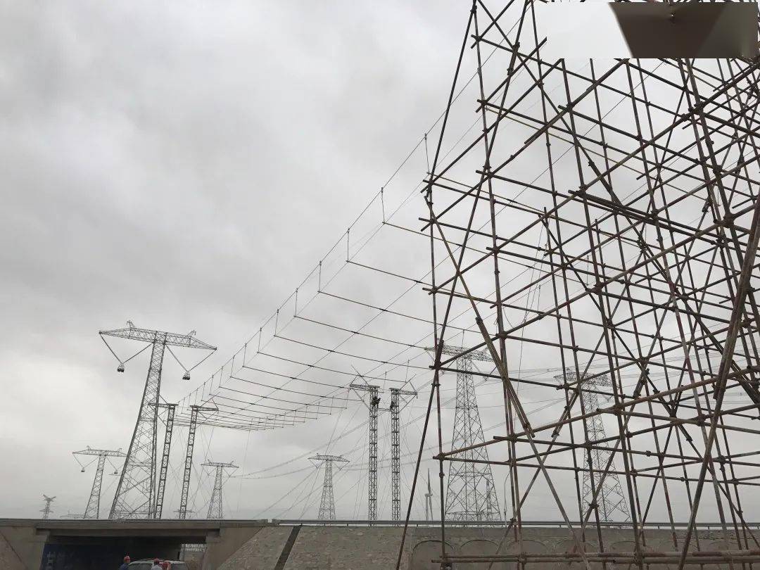 国网四川电力送变电建设有限公司采用  新型无跨越架跨越施工技术—