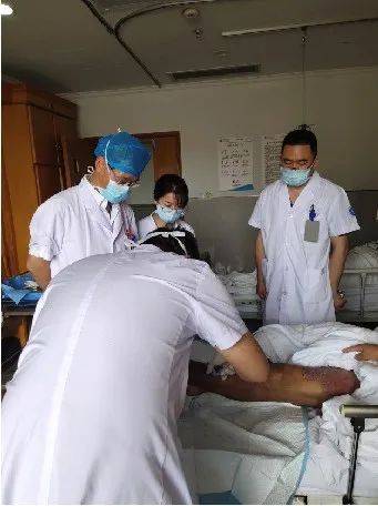 慌!台州男子被一颗小钉子扎了下脚底,差点要截肢