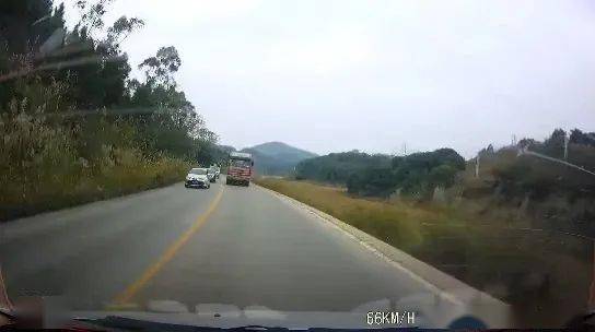 钦州小董路段惊魂6秒,毛骨悚然!网友:不敢打方向,一打