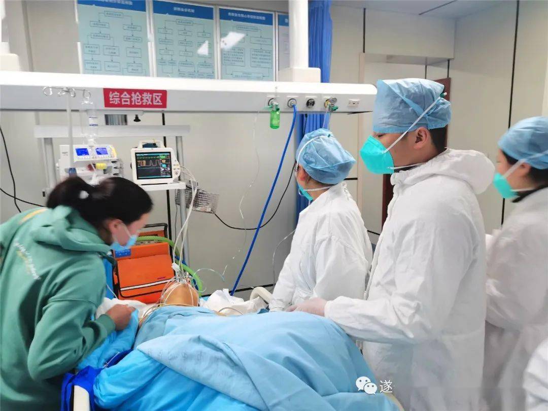 二辆潼南区人民医院救护车,二辆遂宁市中心医院救护车分别到达抢救室