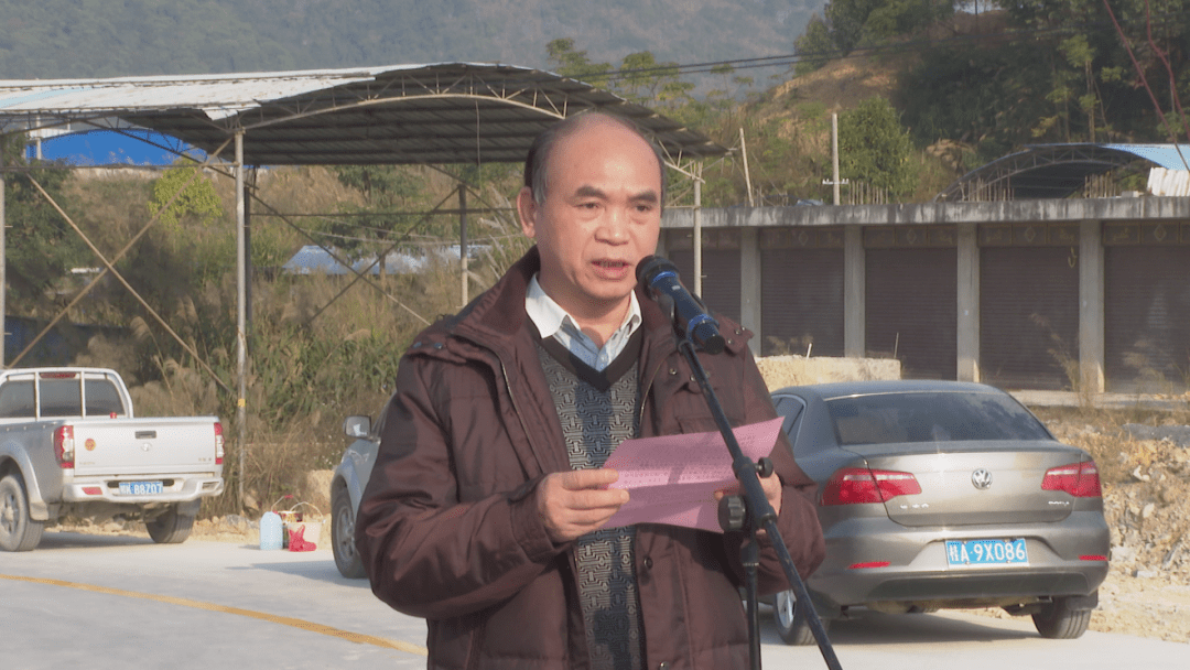 副县长凌峰出席通车仪式,并宣布爱旗至大化三级公路竣工通车.