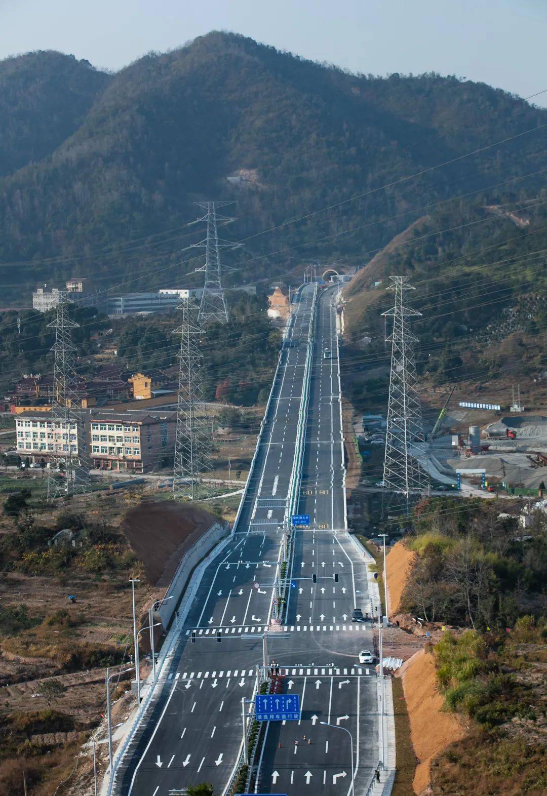 隧道穿越墩头山,上跨老104国道,终点位于大溪吕岙,接104国道温岭大溪