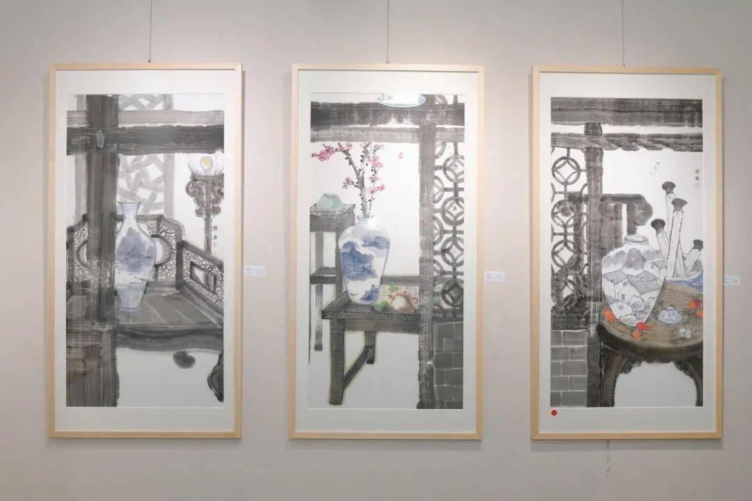 萧康的作品舍去了复杂的构图,繁复的绘画技法,完全跟随心意,运用最