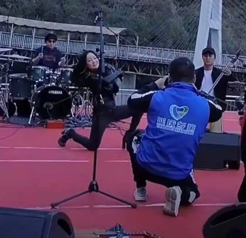 斯琴格日乐的辛酸往事：错爱恩师为其怀孕堕胎，星途尽毁