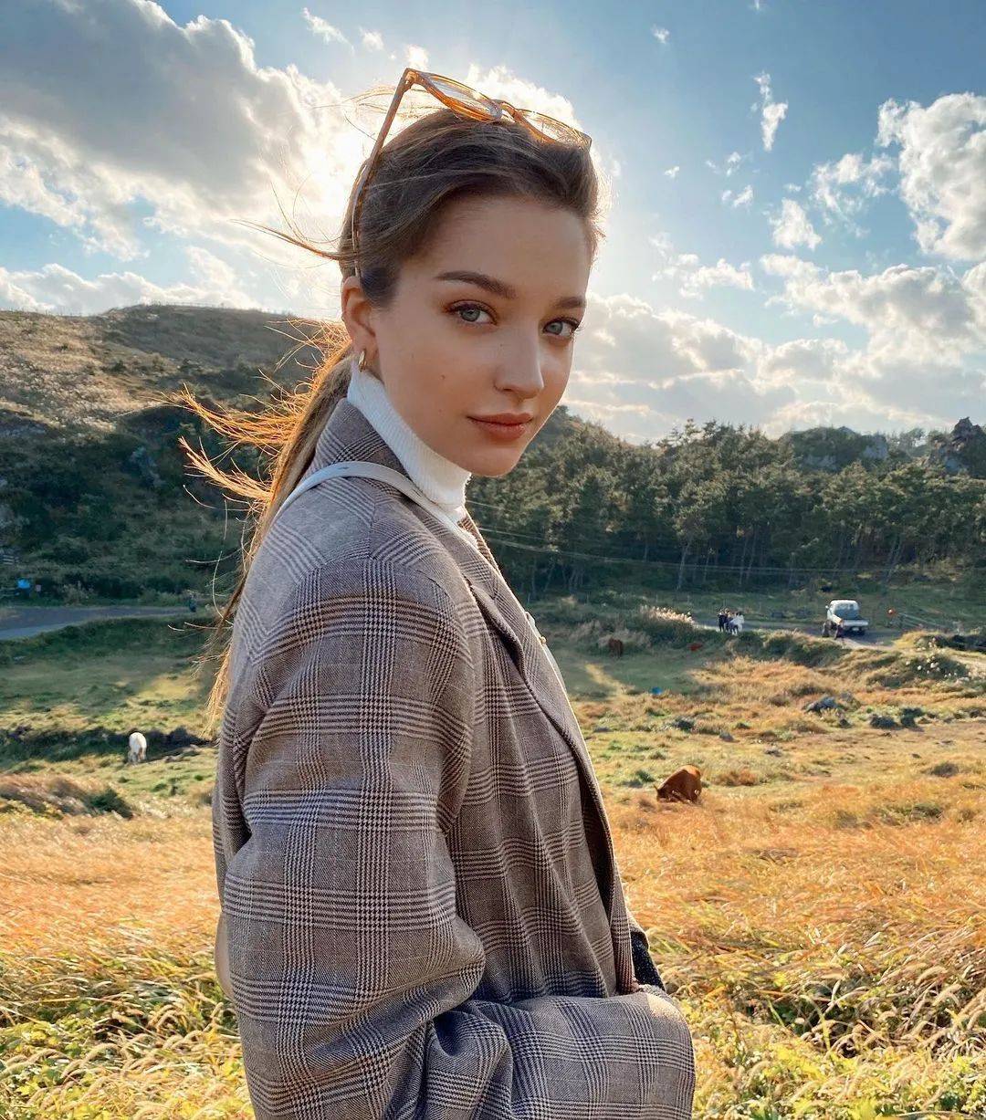她的名字叫做angelina danilova(安吉丽娜·丹尼洛娃,1996年生人