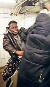 拉人口罩被打_戴口罩的人简笔画