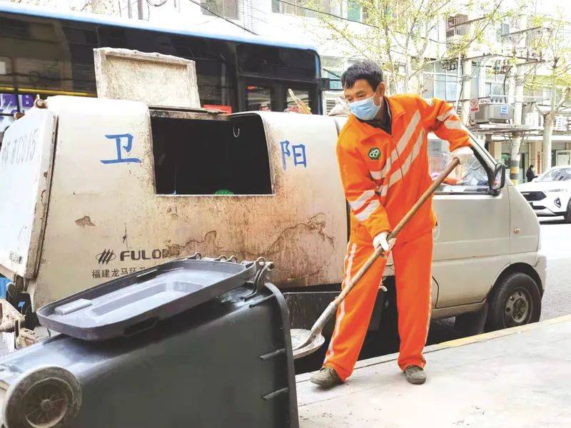 全国劳模先进风采日夜辛劳守护清洁城市记全国先进工作者郑高魁