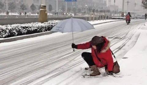 雪天路_滑____请向呆萌企鹅学习走路技巧!