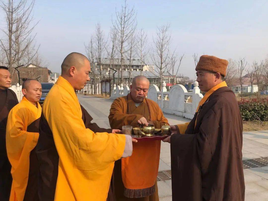 莅临金寨县玉佛寺考察指导工作,玉佛寺全体僧众在释延展法师的带领下