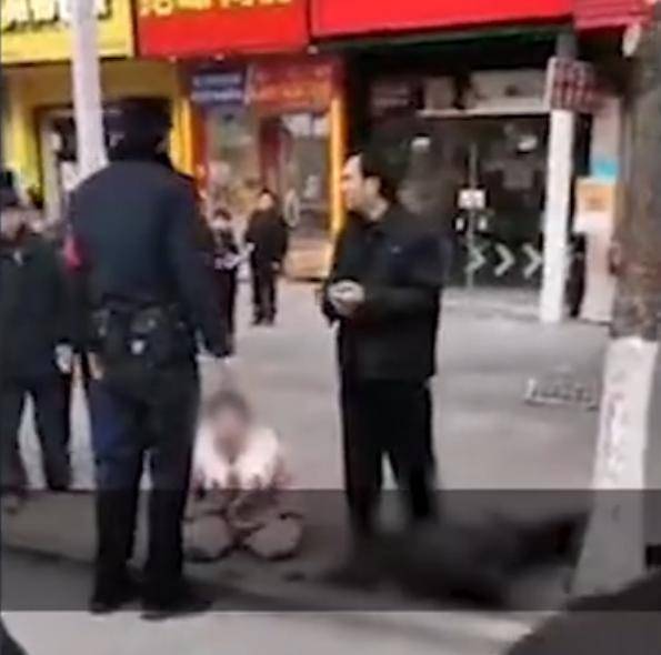 男子晒被子不慎从12楼坠亡,家属捶地痛哭,画面让人揪心
