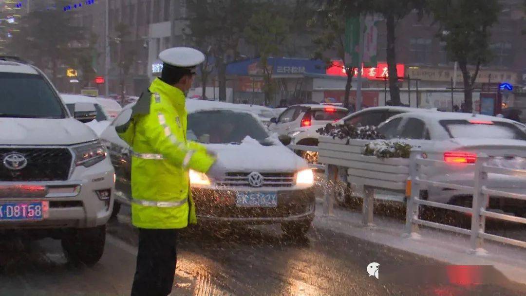 但是我们安宜中队民警,辅警发扬不怕吃苦的精神,以雪为令,全员上岗