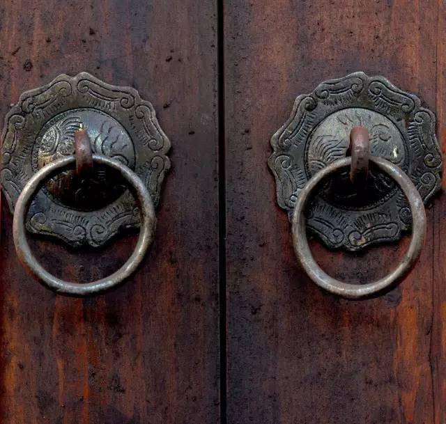 过去的门上为何总有个怪兽嘴里叼个"环"?