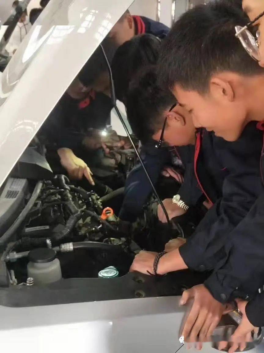 学汽修就要多动手 来虎振天天实践教学