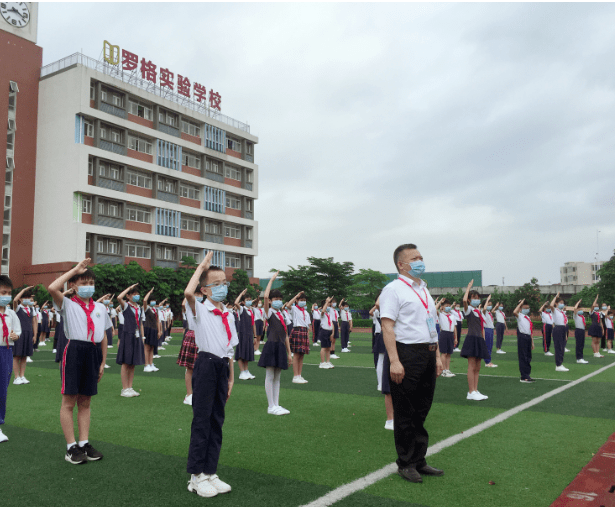 佛山市同济小学的同学们展示出返校复学的快乐佛山三中老师帮助学生