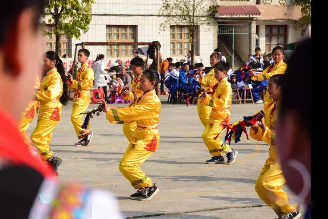 侗族武术月牙铛套路每个班都轮番集体演唱一曲拿手的侗歌节目精彩纷呈