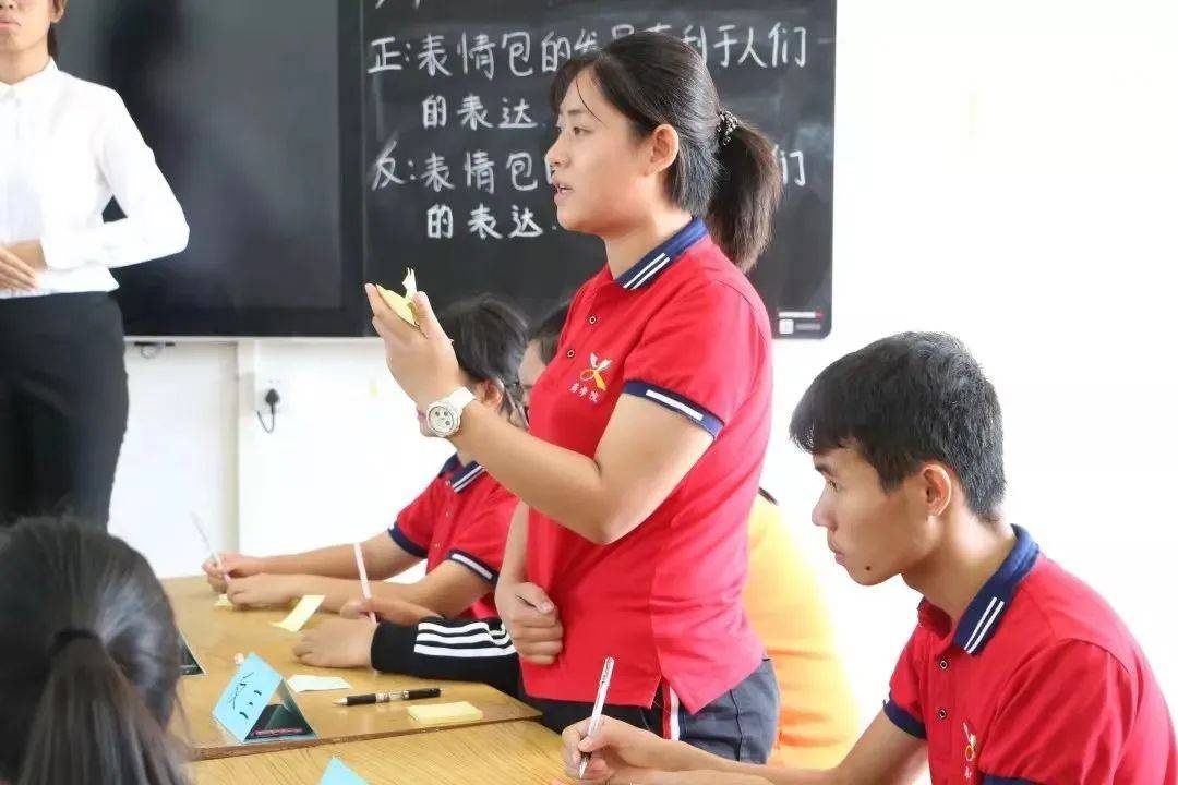 均是辩论队的新成员,参赛评委有:黄志章,何杰丽,许诺,张育晖,杨富超