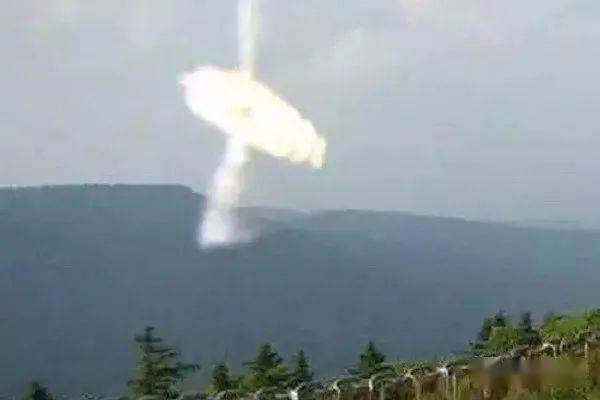 天空发出轰隆隆的响声是怎么回事 0ed1520057964dce864a164726fde159.jpeg