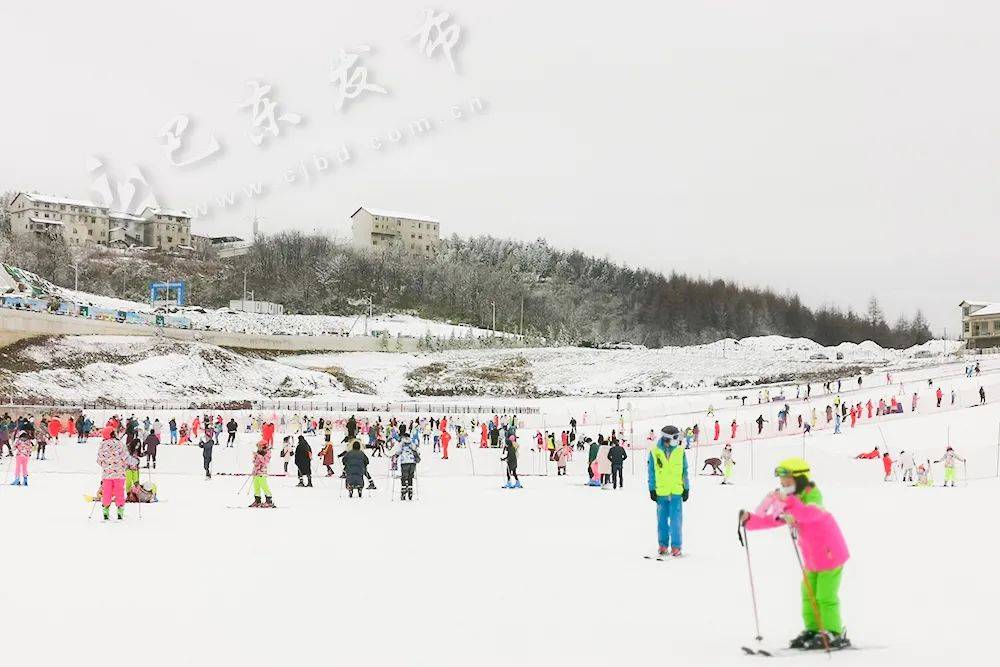 速度与激情这个冬天巴东绿葱坡滑雪场嗨翻了