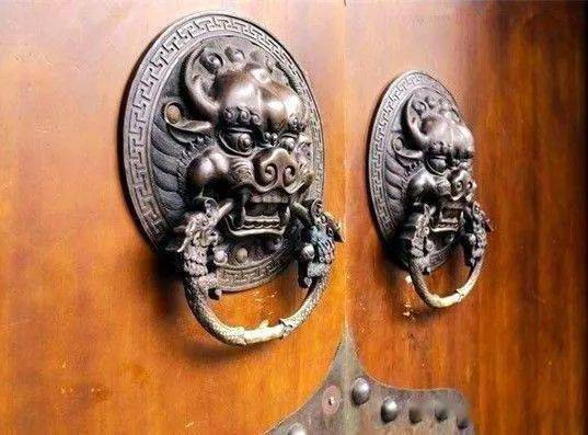 椒图,古代神话传说中龙王的第九子.虽是龙子,但其形似螺蚌.