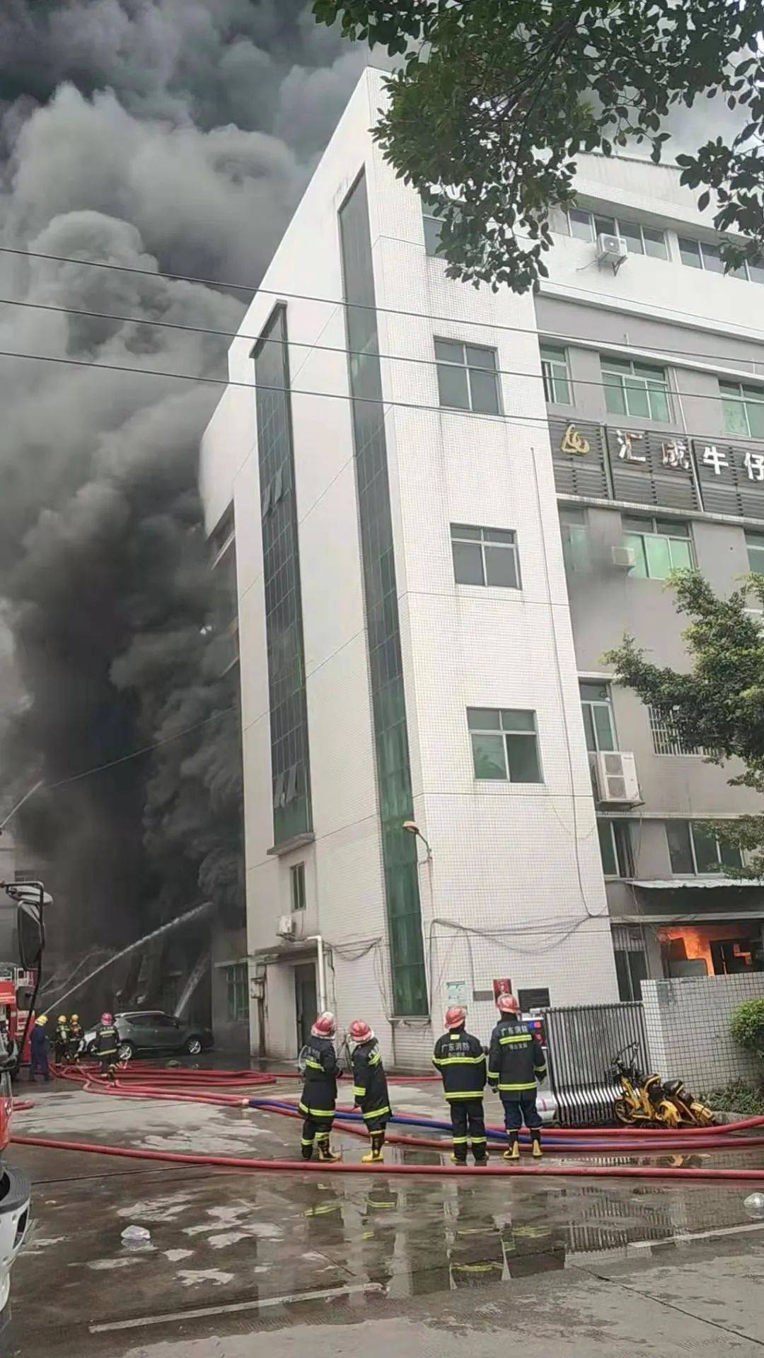河南安阳一厂房发生火灾