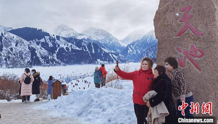 各地游客新疆天山天池登高祈福迎新年