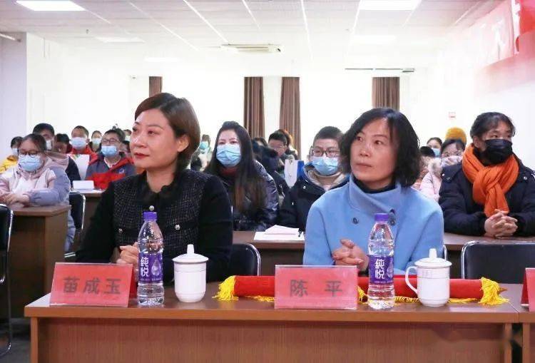 共青团潍坊市委志工部部长,潍坊市志愿者协会理事长缪晶晶先生(右一)