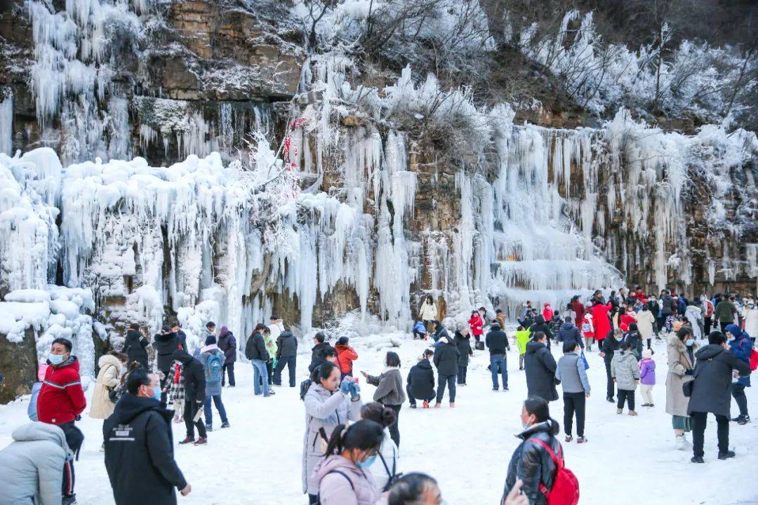 云台山景区迎来客流高峰 壮观冰瀑群,万平滑雪场,缤纷表演 云台山冰雪