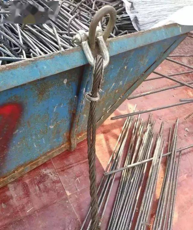 施工员测量被塔吊料斗砸死!又是u型卡!一直容易被忽视