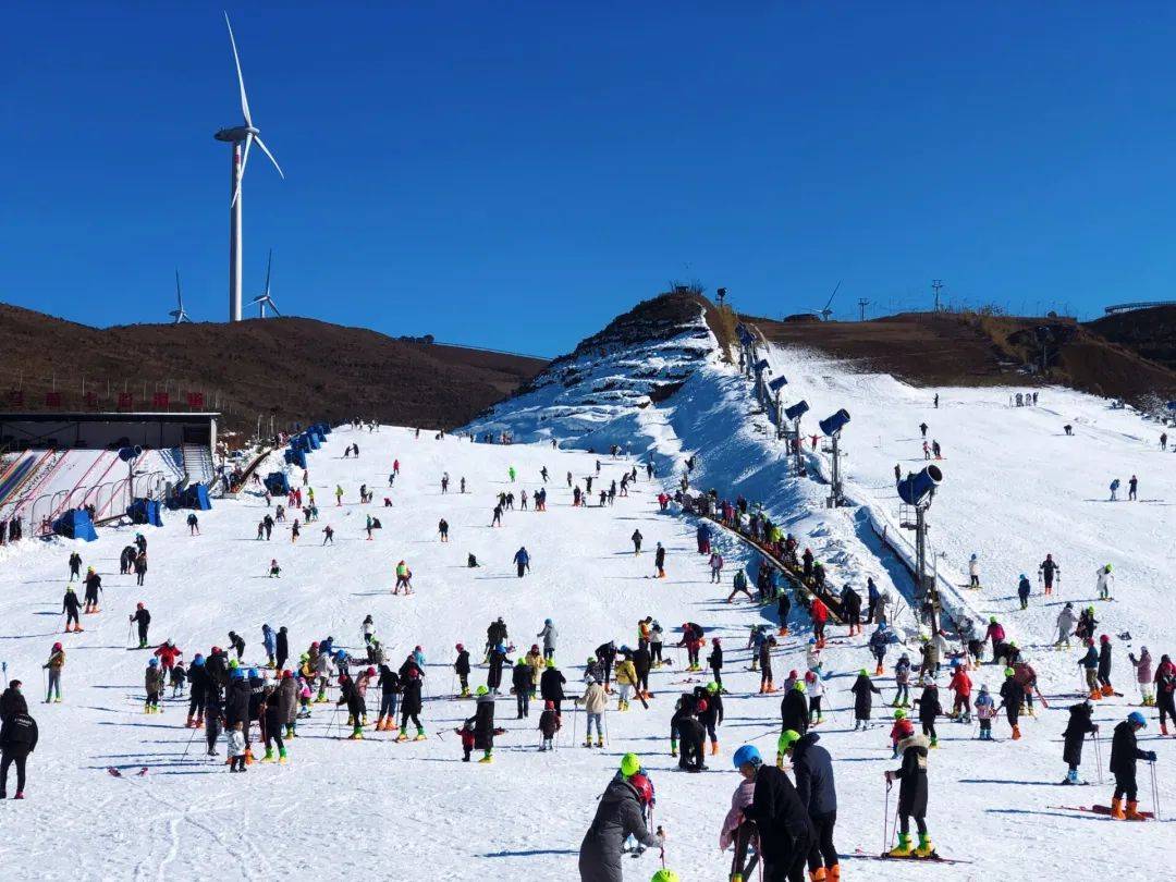 元旦假期尽享冰雪盛宴,乌蒙滑雪场共接待5800余名游客_公众