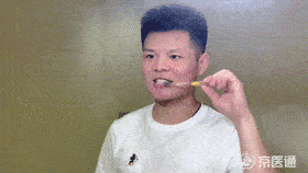 90后也开始掉牙了28岁姑娘上半口牙全部拔除镶了假牙原因跟刷牙有关