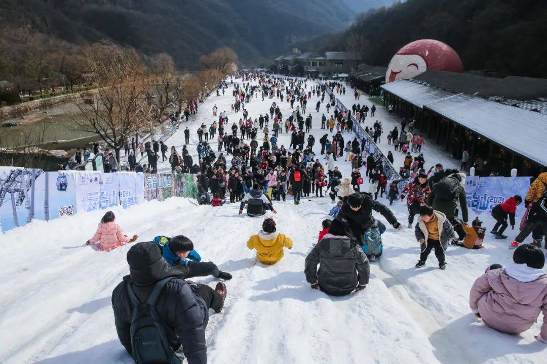 云台山景区迎来客流高峰 壮观冰瀑群,万平滑雪场,缤纷表演 云台山冰雪