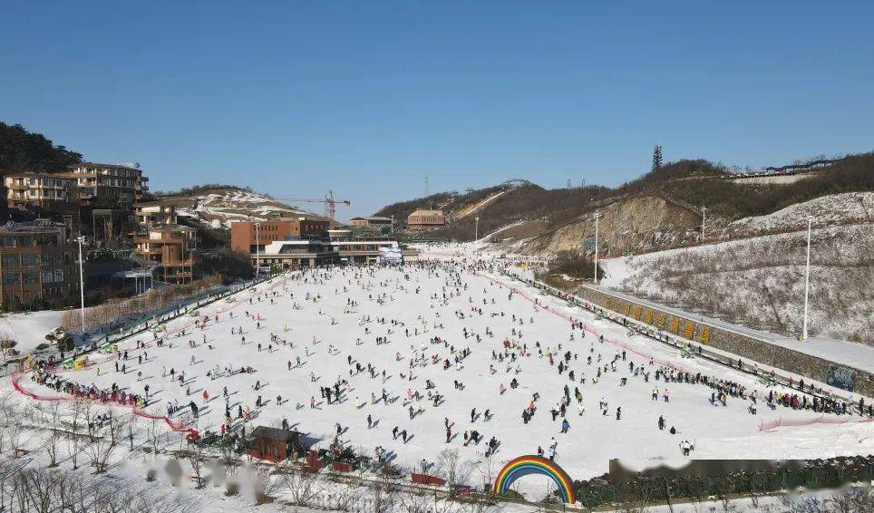 热情高涨的冬日滑雪场——云上草原