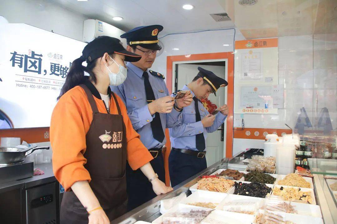 、规范管理，对辖区 4167家食品经营单位 逐个过堂、逐户清理、逐家规范。 年末，又集中开展了“一照