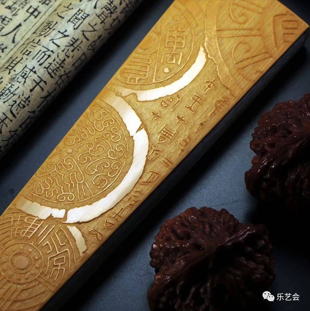 刀笔未辍意未穷:苏镇焕扇骨镌刻艺术浏览‘世界杯竞猜’(图3)
刀笔未辍意未穷:苏镇焕扇骨镌刻艺术浏览‘世界杯竞猜’(图3)