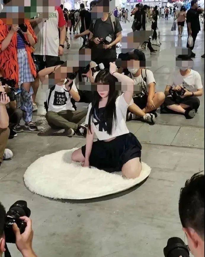 因为自从出了"jk少女在上海漫展卖肉"的事件后,关于二次元是不是搞