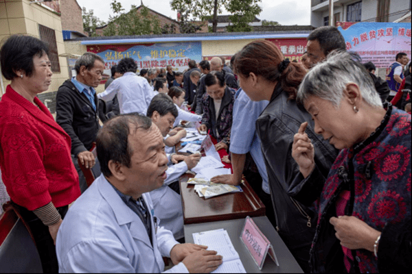 剩余贫困人口退出动员会讲话_贫困山区的孩子图片