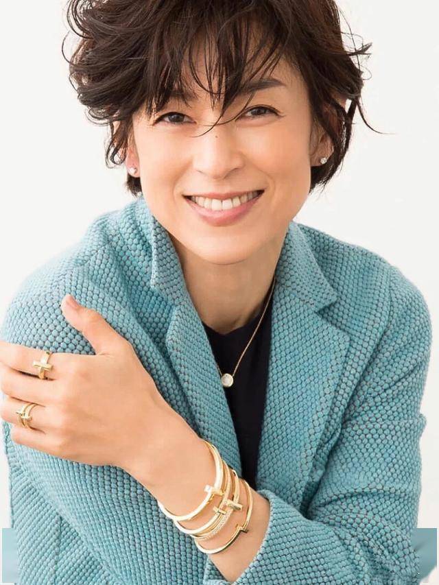 铃木保奈美真是颜值狙击者,气质优雅穿搭时尚,54岁美丽依旧