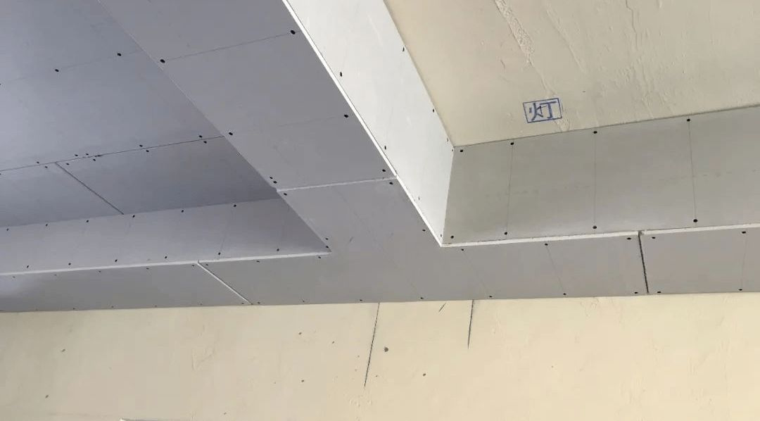 防锈膏处理 5,吊顶遇到梁的位置,我们选择直接用石膏板包过梁,这样