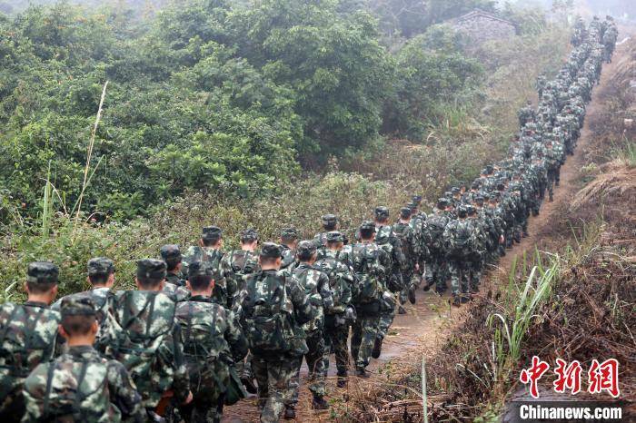 武警海南总队冬季野营拉练见闻:战鼓催征激斗志_部队