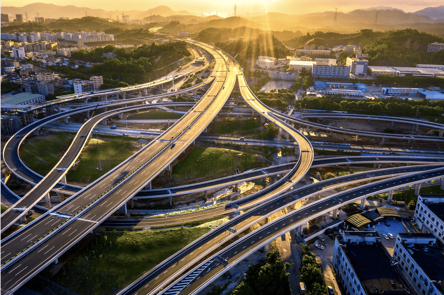 机荷高速改扩建工程为国内首次采用高速公路立体复合改扩建模式,扩建