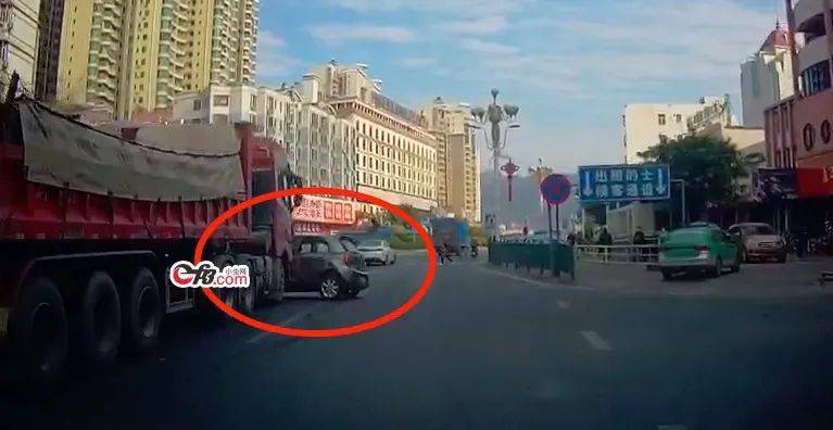 浈阳路,一大车与小车发生碰撞,小车还被推行好几米.