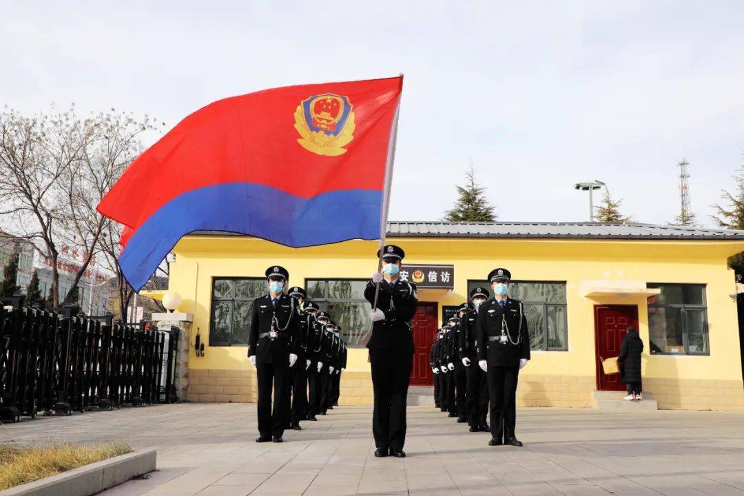 《中国人民警察警歌》护旗手奋力将警旗挥展红蓝相间的警旗猎猎飞扬