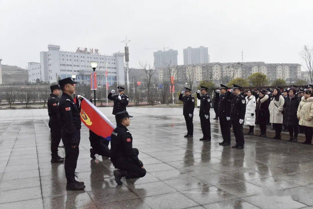 今天的头条留给毕节警察