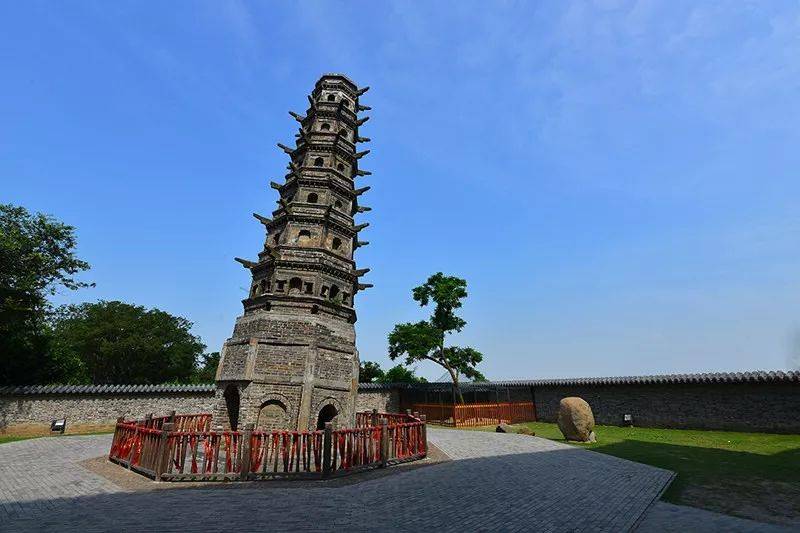 定林寺废,秦高僧善鉴请"上定林寺"匾额于方山,重建定林寺并建定林寺塔