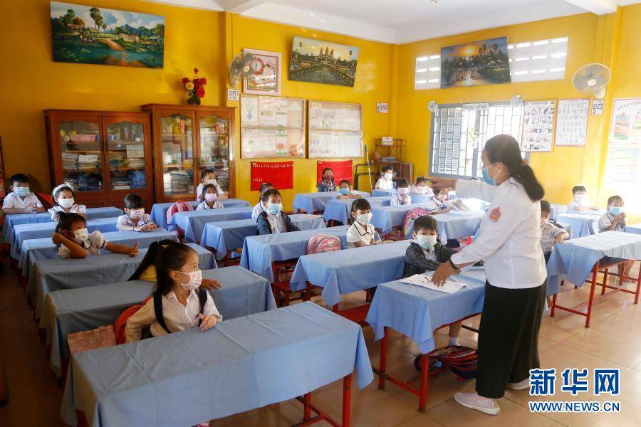 1月11日,在柬埔寨金边一所小学,返校学生接受消毒.