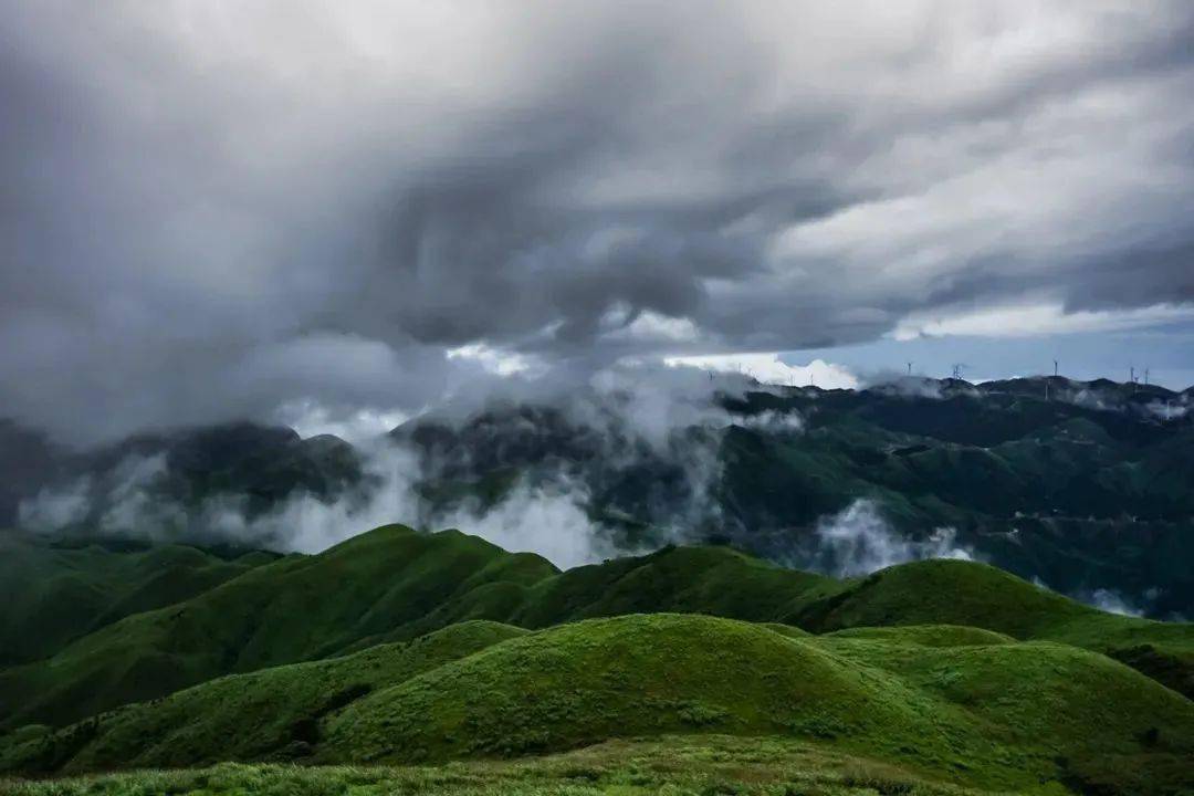 草甸完美的结合,相比其他高山这里水源极其丰富,整个山脉共有13座水库