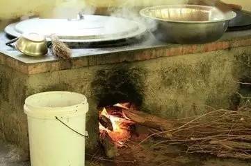 故乡的炊烟里  总少不了柴火饭的飘香  生在连平农村的我们 每到做饭