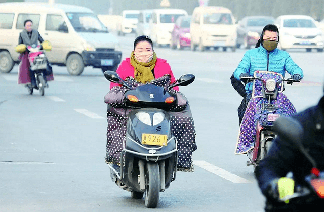 道路上依旧有不少人依赖电动车代步,倒不是因为骑电动车的真的不怕冷