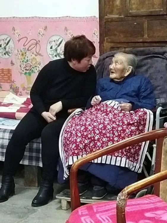 孙女陪 奶奶聊天.