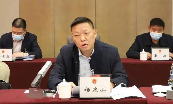 杨东山代表说,建议:一是严格落实中心城区学校布局规划,已批复的规划